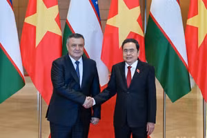 Chủ tịch Quốc hội Trần Thanh Mẫn và Chủ tịch Hạ viện Uzbekistan Nuriddin Ismoilov. 