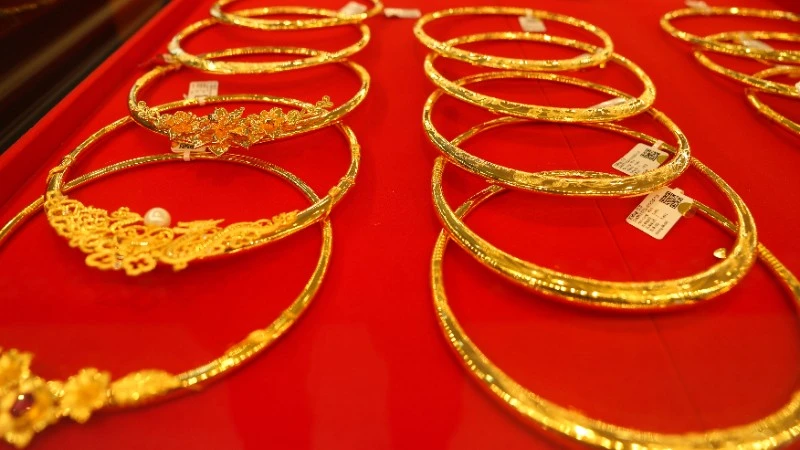 Giá vàng SJC đứng yên, thế giới giảm nhẹ trong bối cảnh thị trường thận trọng