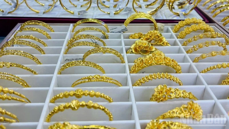 Giá vàng trong nước giảm mạnh, người dân vẫn xếp hàng mua tích lũy trước Tết