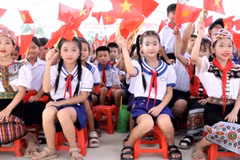 Học sinh Trường phổ thông nội trú tiểu học và trung học cơ sở xã Anh Sơn tại lễ khai giảng. (Ảnh: TTH)
