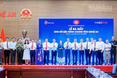 Đại diện lãnh đạo tỉnh Nghệ An và các đơn vị tại sự kiện công bố vận hành thử nghiệm kho dữ liệu chung. 