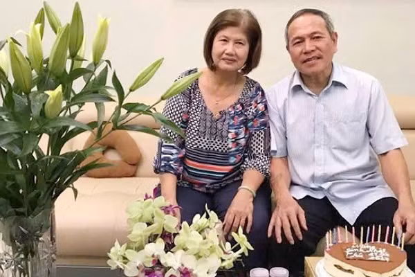 Ông Đỗ Tâm Thư và bà Lê Thị Cúc (phường Thảo Điền, Thành phố Hồ Chí Minh) vui mừng khi nhận lương hưu tăng theo mức mới qua tài khoản ngân hàng ngay trong ngày 1/7/2026.
