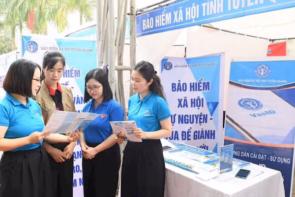 Cán bộ Bảo hiểm xã hội tỉnh Tuyên Quang hướng dẫn người lao động tham gia tại Sàn giao dịch việc làm. (Ảnh: NHẬT ANH). 