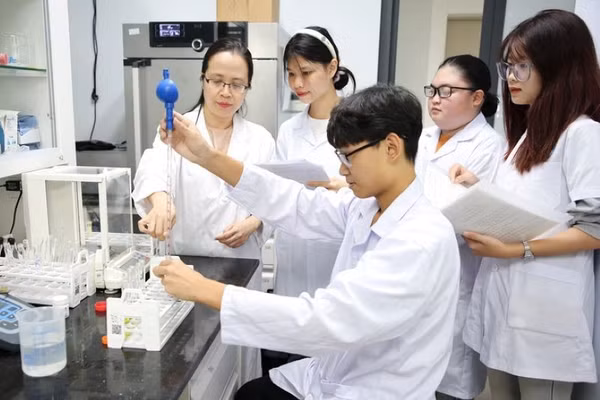Khoa học công nghệ là động lực để phát triển đất nước thời kỳ mới. (Ảnh: Sinh viên Đại học Quốc gia Hà Nội trong giờ học về Trí tuệ nhân tạo (AI)).