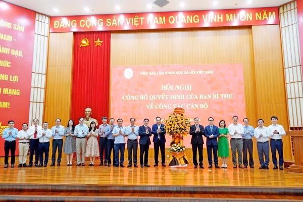 Hình ảnh tại Hội nghị trao quyết định cho hai Phó Chủ tịch Viện Hàn lâm Khoa học xã hội Việt Nam. (Ảnh: THU TRANG)