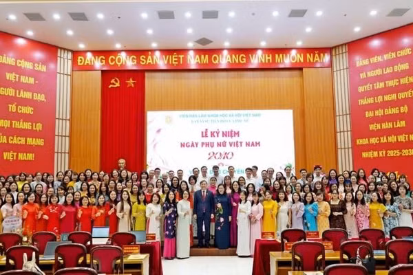 Các nhà khoa học nữ chụp ảnh kỷ niệm cùng Chủ tịch Viện Hàn lâm Khoa học xã hội Việt Nam tại buổi lễ. (Ảnh: Viện Hàn lâm Khoa học xã hội Việt Nam)