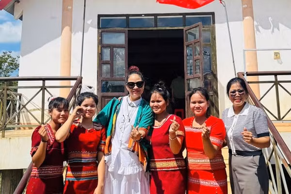 Tác giả bài viết - Tiến sĩ Rơ Đăm Thị Bích Ngọc (thứ 3 từ trái sang) cùng các bạn trẻ đồng bào dân tộc thiểu số trong chuyến đi thực địa ở Đắk Lắk. (Ảnh: Xuân Nga)