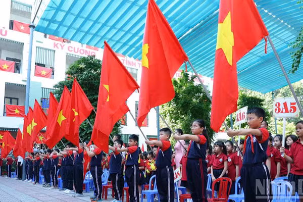 Học sinh Trường tiểu học Hoàng Diệu, phường Ba Đình (Hà Nội) khai giảng năm học 2025-2026. (Ảnh: nhandan.vn)