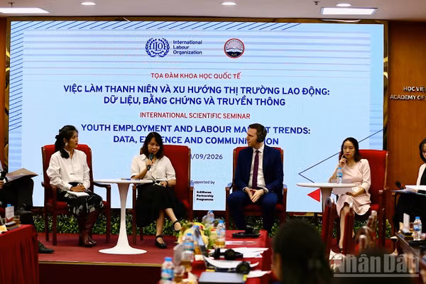 Các chuyên gia lao động, việc làm tham gia phiên thảo luận tại sự kiện. (Ảnh: NHẬT ANH) 
