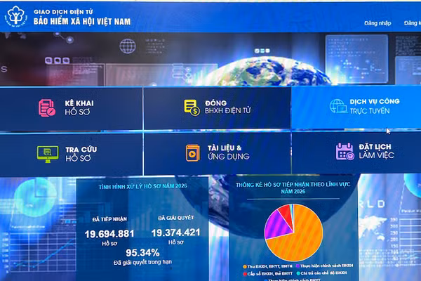 Người dân cần tra cứu, kiểm tra thông tin trên các kênh chính thức của Bảo hiểm xã hội Việt Nam. (Ảnh: NHẬT ANH) 