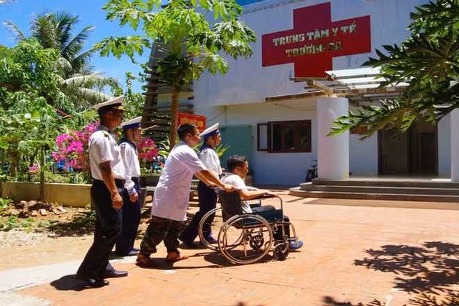 Bệnh nhân Nguyễn Văn Lộc được đưa vào Trung tâm y tế Trường Sa. (Ảnh: CTV)