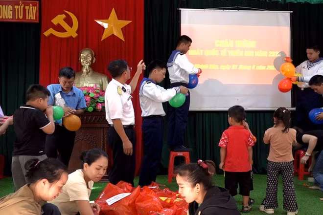 Chiến sĩ Hải quân, phụ huynh và các cháu chuẩn bị Tết Thiếu nhi. (Ảnh: CTV)