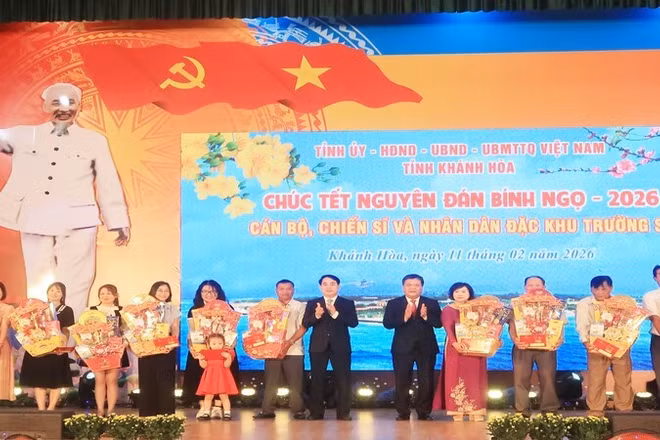 Lãnh đạo tỉnh Khánh Hòa tặng quà thân nhân cán bộ, chiến sĩ đang công tác tại Trường Sa. (Ảnh: PHONG NGUYÊN)