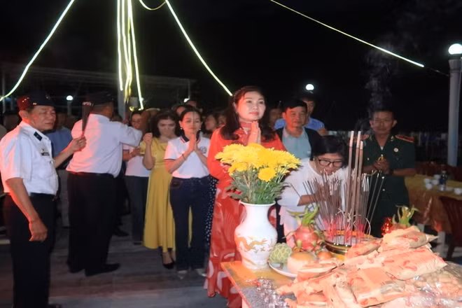 Những người cựu binh Trường Sa và người dân dâng hương tưởng niệm các anh hùng liệt sĩ. (Ảnh: PHONG NGUYÊN)