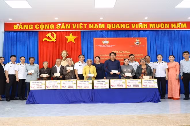 Tặng quà các gia đình có hoàn cảnh khó khăn. (Ảnh: CTV)