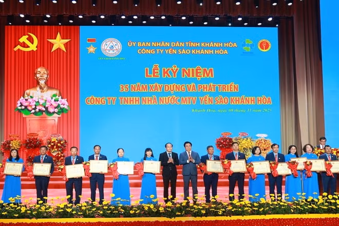 Các đơn vị, cá nhân Công ty Yến sào Khánh Hòa nhận Bằng khen của Ủy ban nhân dân tỉnh Khánh Hòa. (Ảnh: ĐÌNH LÂM) 