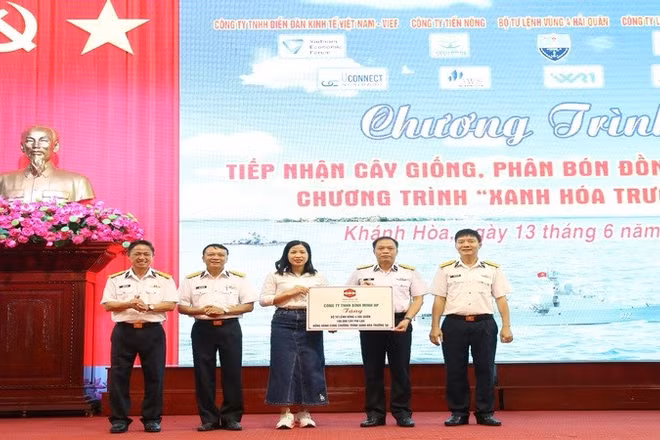 Đại diện doanh nghiệp trao bằng tượng trưng vật tư, cây giống. (Ảnh: CTV)