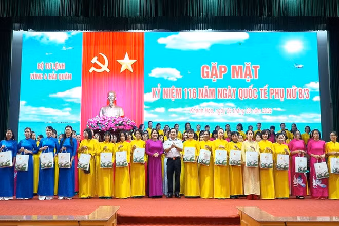 Thủ trưởng Bộ Tư lệnh vùng 4 Hải quân tặng quà, chúc mừng các Hội viên nhân ngày Quốc tế Phụ nữ. (Ảnh: CTV)