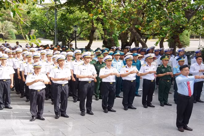 Quang cảnh lễ dâng hương tại Đài tưởng niệm các Anh hùng liệt sĩ. (Ảnh: CTV)