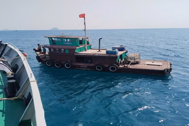 Tàu 785 tiếp cận ghe cá LA-03973 bị hỏng máy, đang trôi dạt trên biển. (Ảnh: CTV)