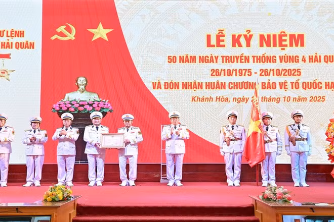 Thừa ủy quyền của Chủ tịch nước, Thượng tướng Phạm Hoài Nam trao Huân chương Bảo vệ Tổ quốc hạng Nhì tặng Vùng 4 Hải quân. (Ảnh: VĨNH THÀNH) 