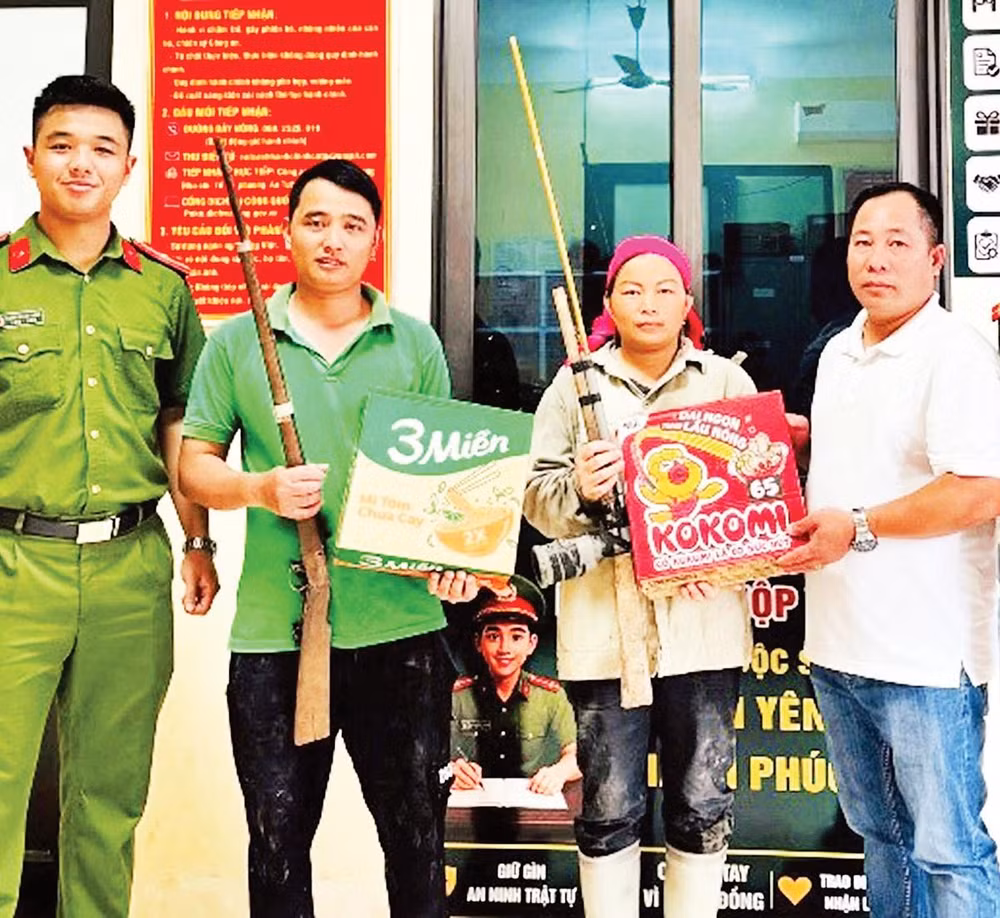 Mô hình “Đổi vũ khí, vật liệu nổ, công cụ hỗ trợ và pháo lấy quà” của Công an xã Thông Nguyên nhận được sự hưởng ứng từ Nhân dân.