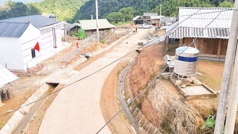 Tại điểm ổn định sắp xếp dân cư mới, 42 hộ với 255 nhân khẩu đồng bào dân tộc H'Mông bản Huổi Có, xã Mường La được hỗ trợ làm nhà và đầu tư đường, điện, nước và điểm trường mầm non.