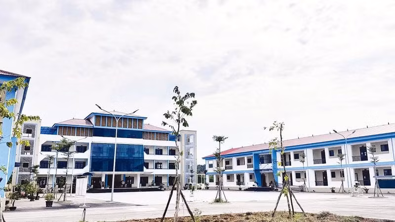 Trường trung học cơ sở Nguyễn Quang Bích (xã Vạn Xuân) vừa được đầu tư xây dựng khang trang, kịp thời đưa vào sử dụng trong năm học mới 2026-2027.