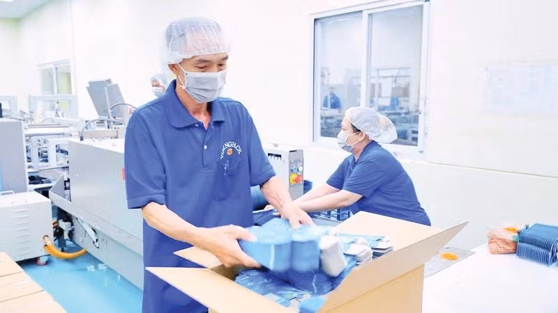 Bên trong nhà máy sản xuất bao bì tại Thành phố Hồ Chí Minh do doanh nghiệp Singapore đầu tư (Ảnh TÙNG ANH)