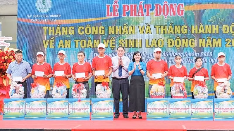 Lãnh đạo Tập đoàn Công nghiệp cao-su Việt Nam và Công đoàn cao-su Việt Nam trao quà tặng công nhân có hoàn cảnh khó khăn.