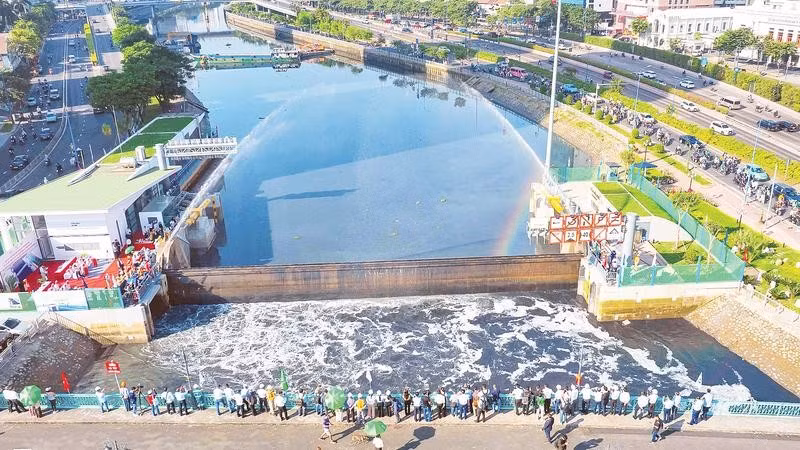 Cống Bến Nghé thuộc dự án ngăn triều sau nhiều năm đình trệ đã đi vào vận hành để giảm ngập úng cho Thành phố Hồ Chí Minh.