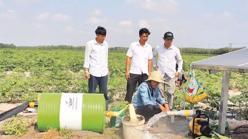 Điện mặt trời kết hợp biến tần cho máy bơm giúp nông dân giảm đáng kể tiền điện, không còn phụ thuộc nhiều vào điện lưới.