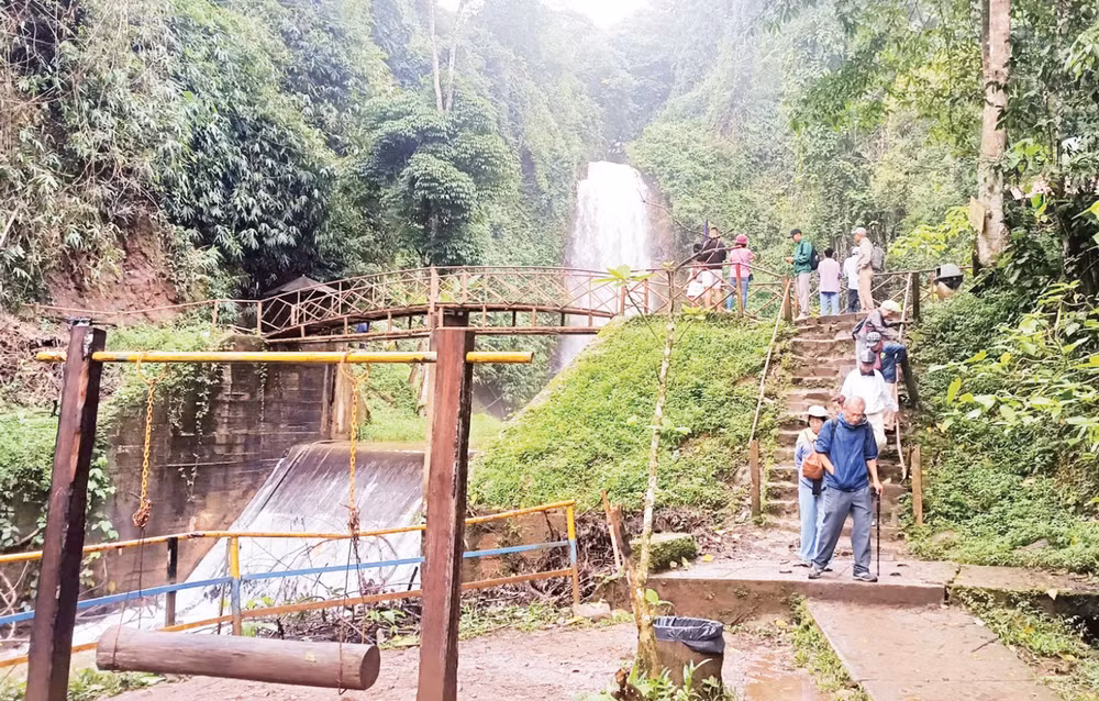 Các dịch vụ du lịch ở Măng Đen vẫn còn khá sơ sài.