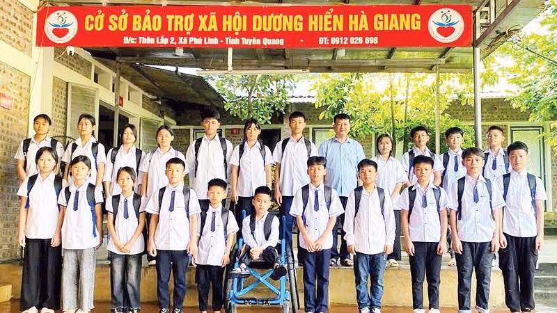 Anh Nguyễn Văn Diện và trẻ mồ côi được nuôi dưỡng tại Cơ sở bảo trợ xã hội Dương Hiển.