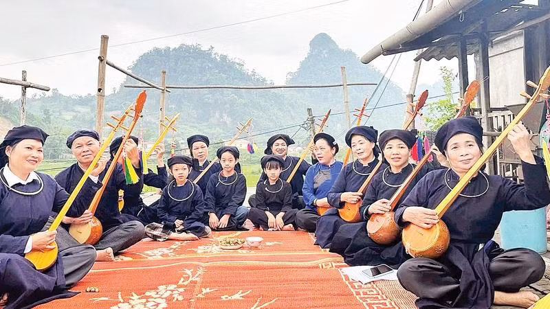 Một buổi sinh hoạt thường kỳ của Câu lạc bộ văn hóa, nghệ thuật “Đặc sắc Văn Lang”, xã Văn Lang.