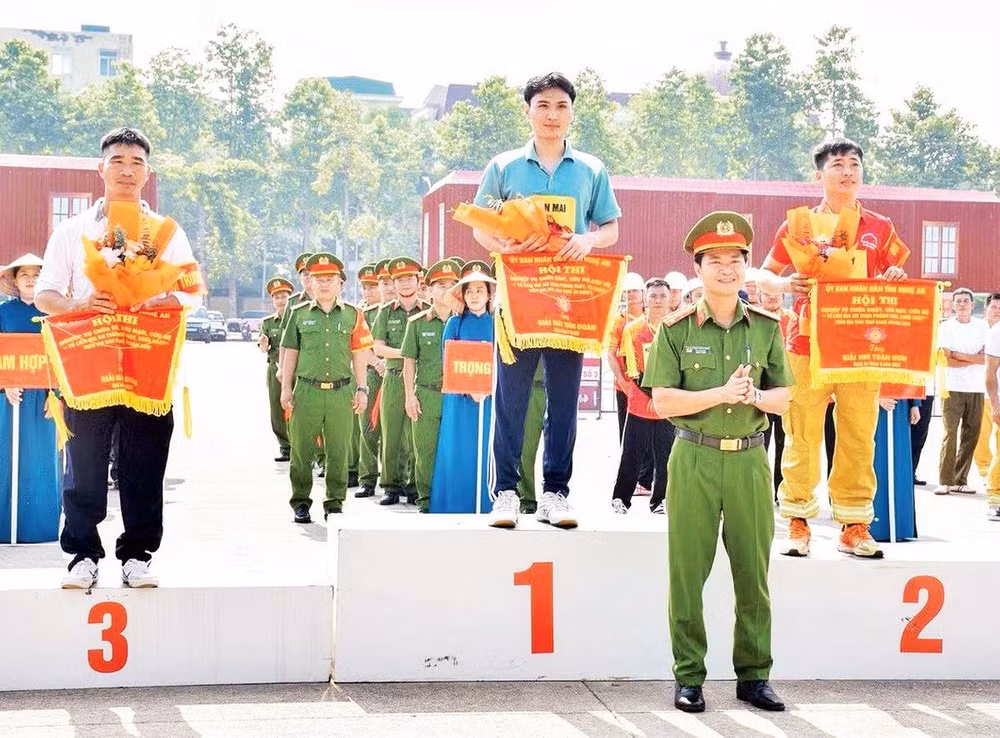 Ban tổ chức trao Giải nhất, nhì, ba cho các đội thi (Ảnh CTV)