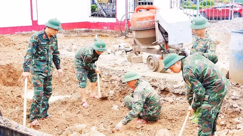 Lực lượng chức năng tiếp tục mở rộng phạm vi tìm kiếm hài cốt liệt sĩ tại khu phố Thành Cổ, phường Quảng Trị (Ảnh XUÂN DIỆN)