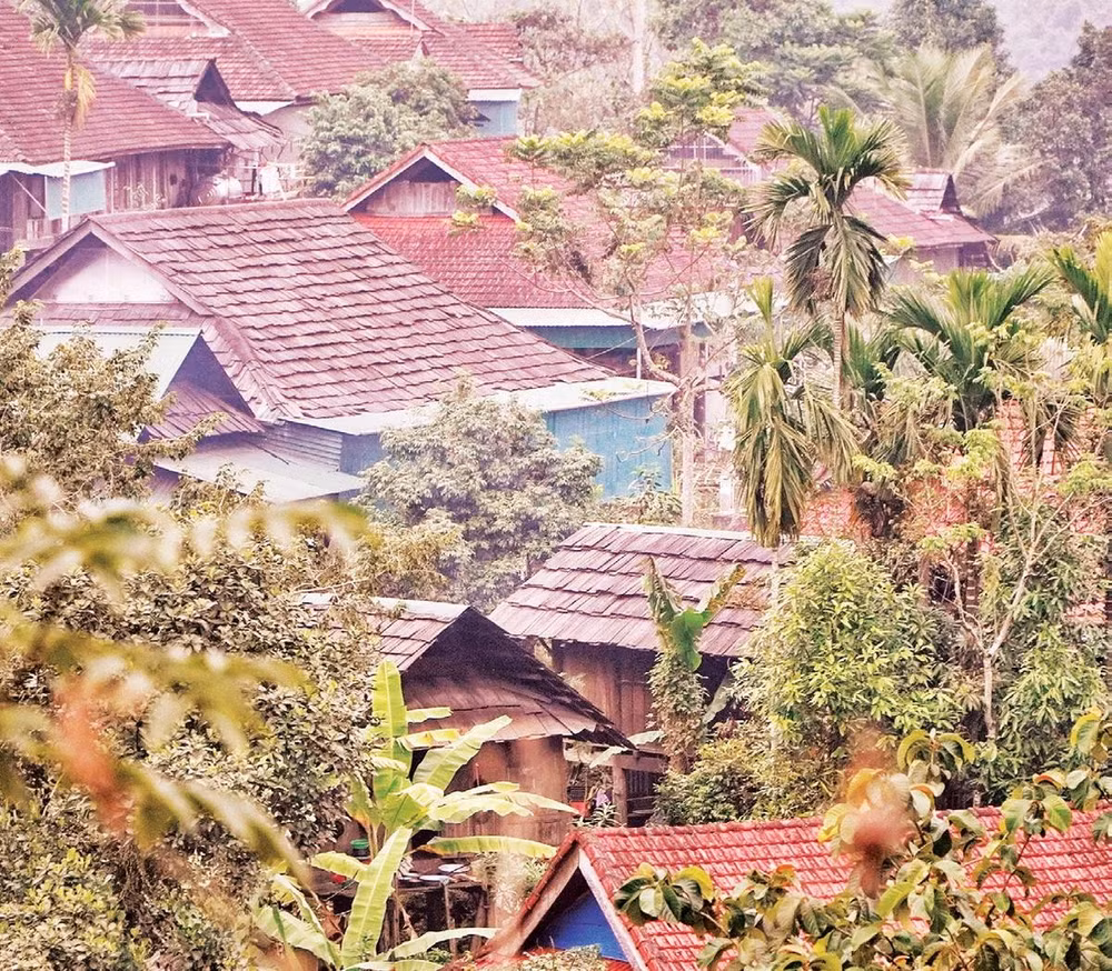 Những mái nhà xếp đều tăm tắp tạo nên vẻ đẹp riêng hiếm nơi nào còn giữ được.