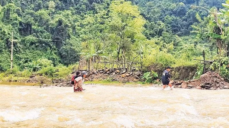 Bất chấp nước xiết và đường sạt lở, nhiều phụ huynh ở bản Na Ngân (xã Nga My, Nghệ An) vẫn cõng con vượt quãng đường hơn 20 km để đến trường.