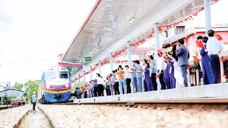 Huế đón đoàn tàu du lịch Phong Nha-Cố đô Huế trong ngày khai thác đầu tiên (Ảnh NGỌC TIẾN)