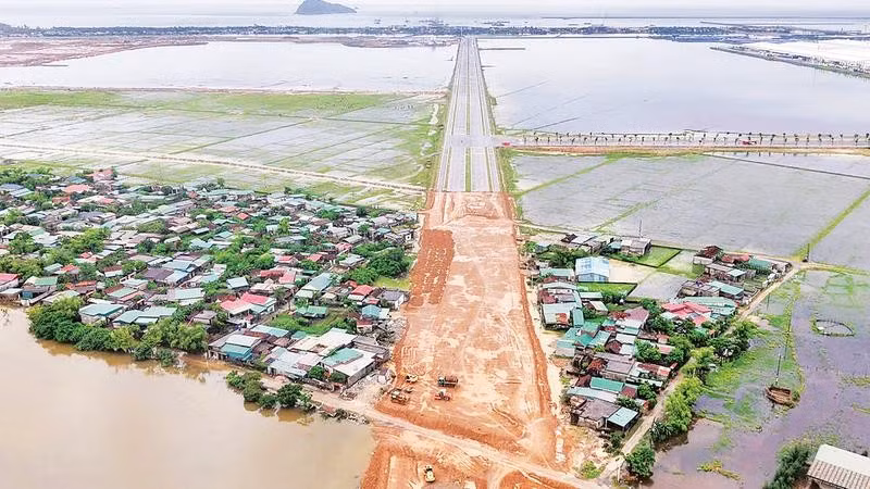 Dự án đường trục chính Khu kinh tế Vũng Áng có quy mô đầu tư gần 1.500 tỷ đồng sẽ được hoàn thiện và bàn giao trước ngày 30/11/2026.