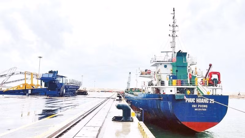 Cảng Mỹ Thủy đóng góp vào ngân sách nhà nước từ những lô hàng xuất khẩu đầu tiên.
