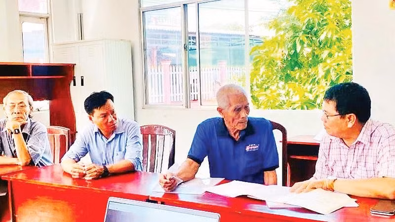 Cán bộ Trung tâm Phục vụ hành chính công xã Hòa Bình tận tình hướng dẫn, hỗ trợ, giải quyết thủ tục hành chính cho người dân.