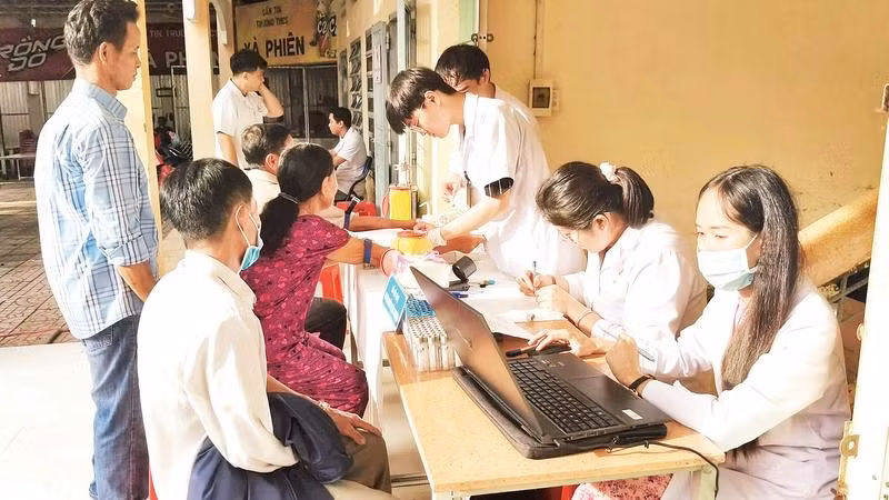 Bác sĩ Bệnh viện đa khoa số 10 khám bệnh cho người dân xã Xà Phiên.