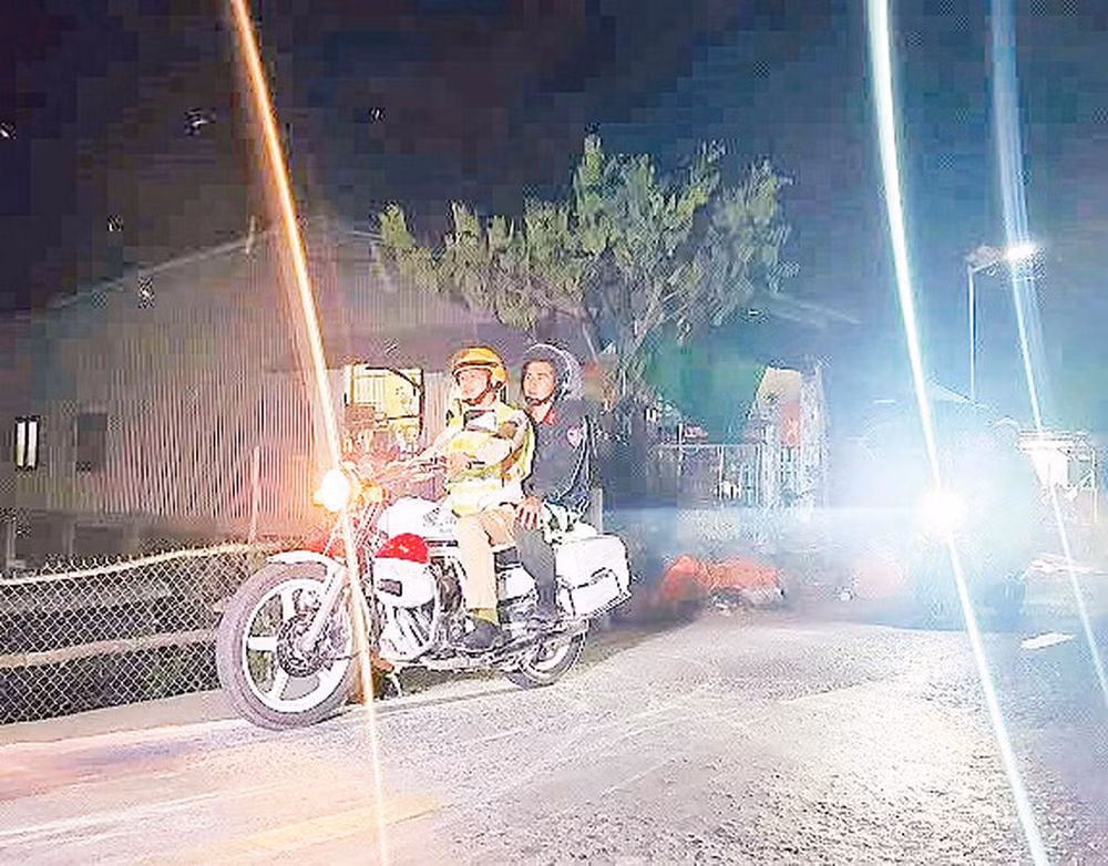 Lực lượng Công an tỉnh Đồng Tháp tuần tra ngăn chặn đối tượng dùng xe mô-tô chở thuốc lá điếu nhập lậu (Ảnh CÔNG AN TỈNH ĐỒNG THÁP)
