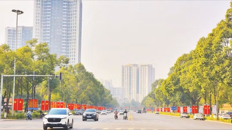 Tuyến đường trung tâm Lê Thái Tổ, phường Kinh Bắc, tỉnh Bắc Ninh rực rỡ cờ hoa chào mừng Đại hội XIV của Đảng.