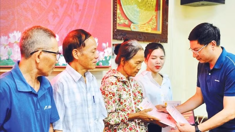Đại diện chính quyền xã Triệu Việt Vương, tỉnh Hưng Yên trao giấy chứng nhận quyền sử dụng đất cho người dân.