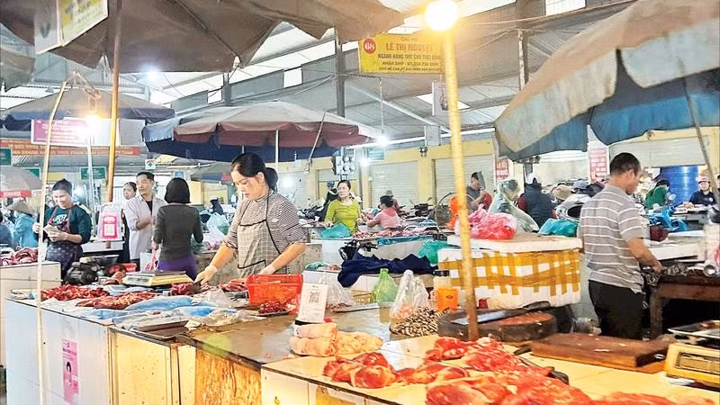 Bên cạnh việc kiểm soát cơ sở giết mổ gia súc, gia cầm, các ngành chức năng cần siết chặt quản lý tại các chợ dân sinh.