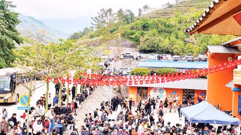 Điểm mua vé tham quan lòng hồ thủy điện Nho Quế dịp nghỉ Tết Dương lịch luôn chật kín du khách.
