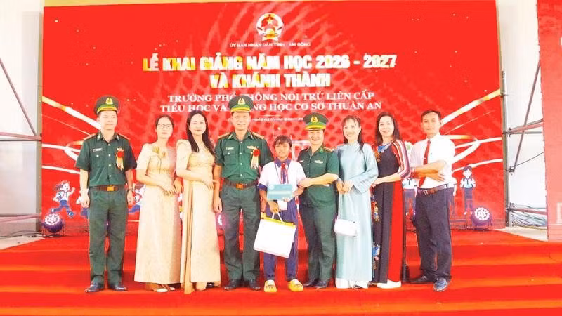 Niềm vui của “Con nuôi đồn biên phòng” trên tuyến biên giới phía tây Lâm Đồng trong năm học mới.